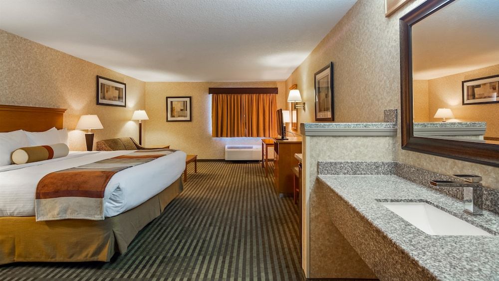 Suite, 1 King Bed, Accessible, Kitchenette (with Sofabed)