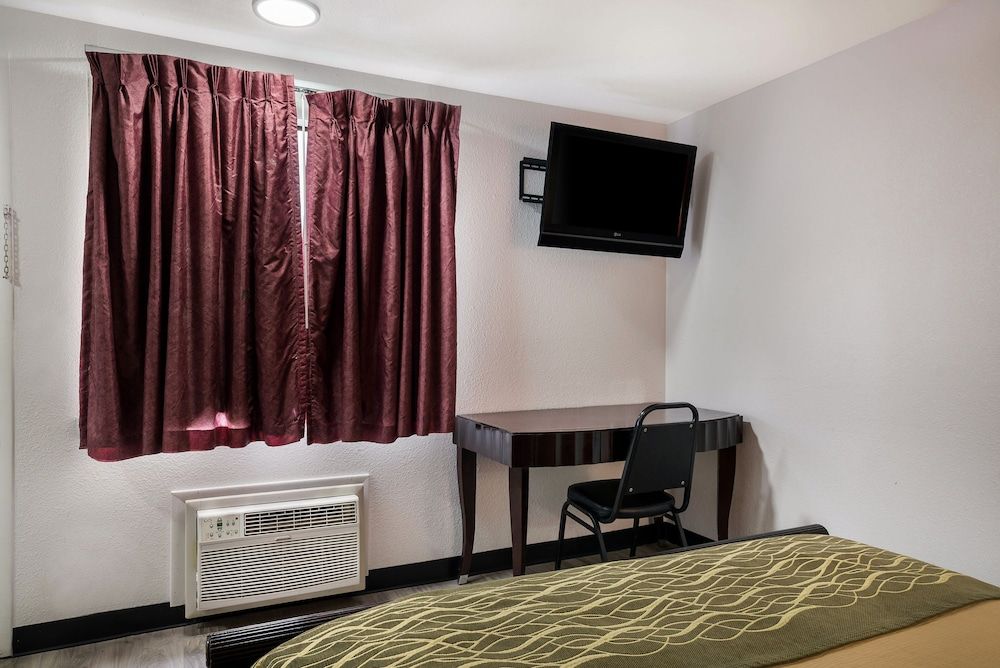 Rodeway Inn Standard Room, 1 Queen Bed, Smoking 4