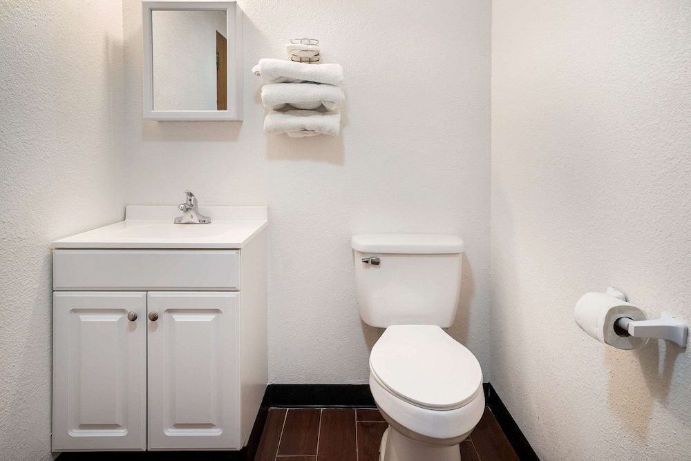 Rodeway Inn Standard Room, 1 Queen Bed, Smoking 3