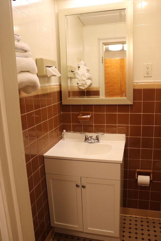 Rodeway Inn Standard Room, 1 Queen Bed, Non Smoking 23