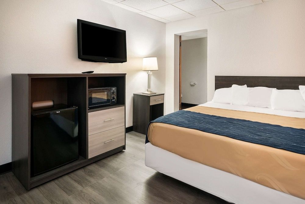 Rodeway Inn Standard Room, 1 Queen Bed, Non Smoking 12