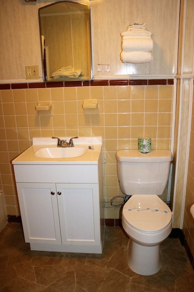 Rodeway Inn Standard Room, 1 Queen Bed, Non Smoking 22