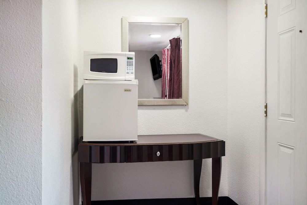 Rodeway Inn Standard Room, 1 Queen Bed, Non Smoking 31