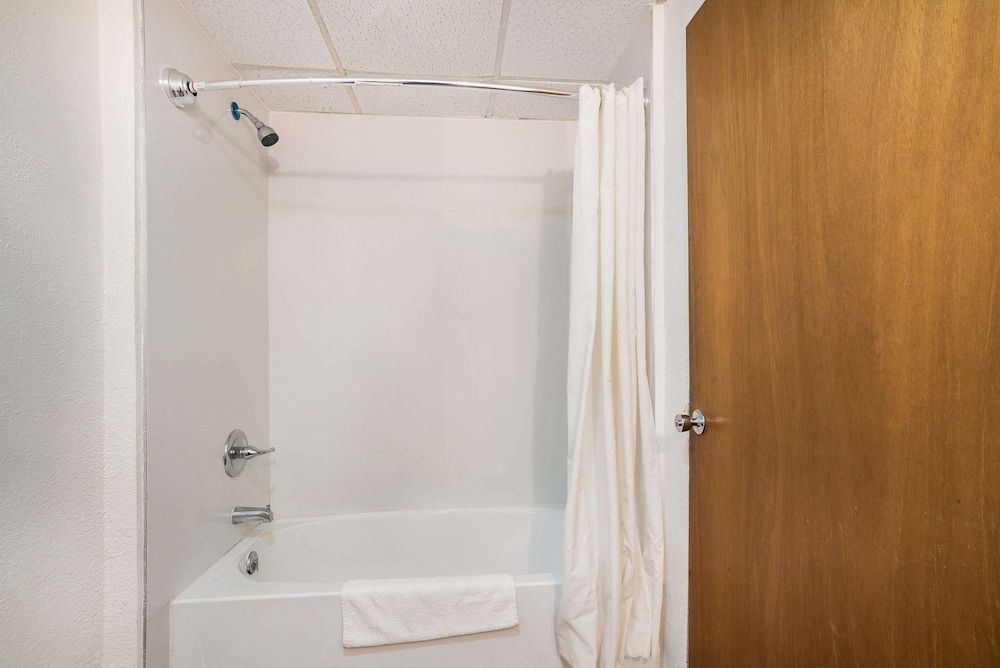 Rodeway Inn Standard Room, 1 Queen Bed, Non Smoking 24