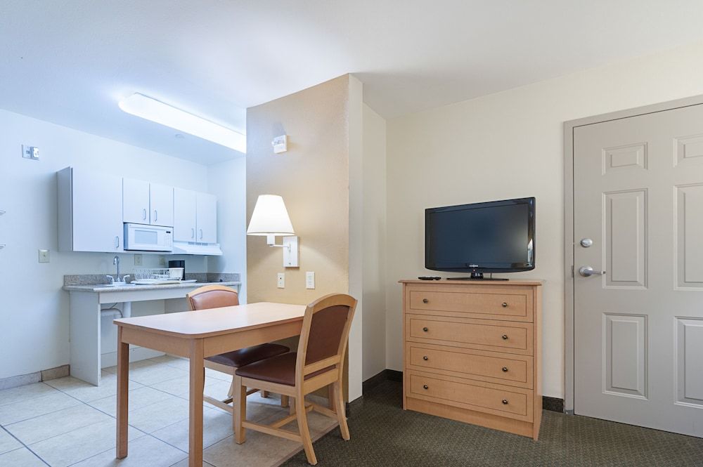 Deluxe Room, 1 Queen Bed, Non Smoking, Kitchenette