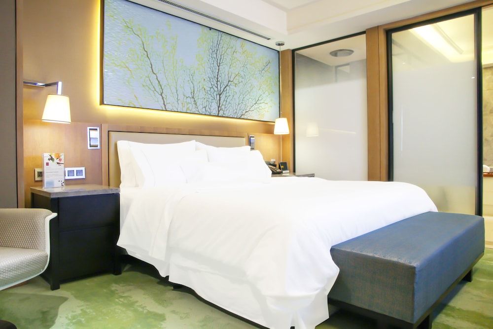 Club King Bed Room