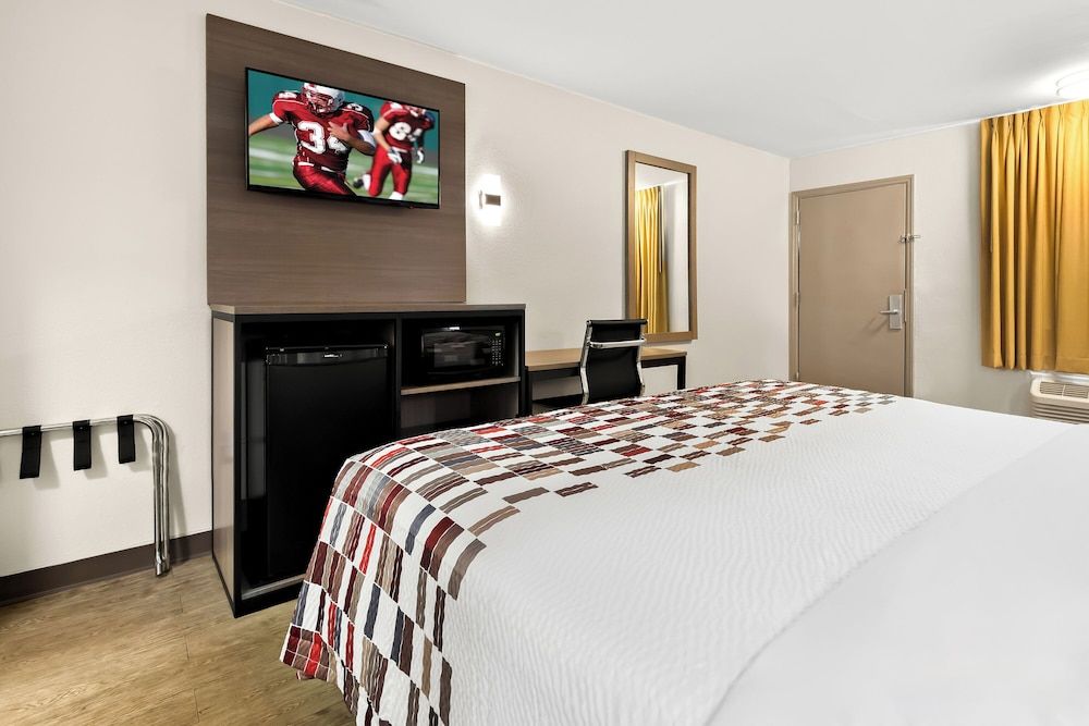 Red Roof Inn Rock Hill Superior Room, 1 King Bed, Accessible, Non Smoking 4