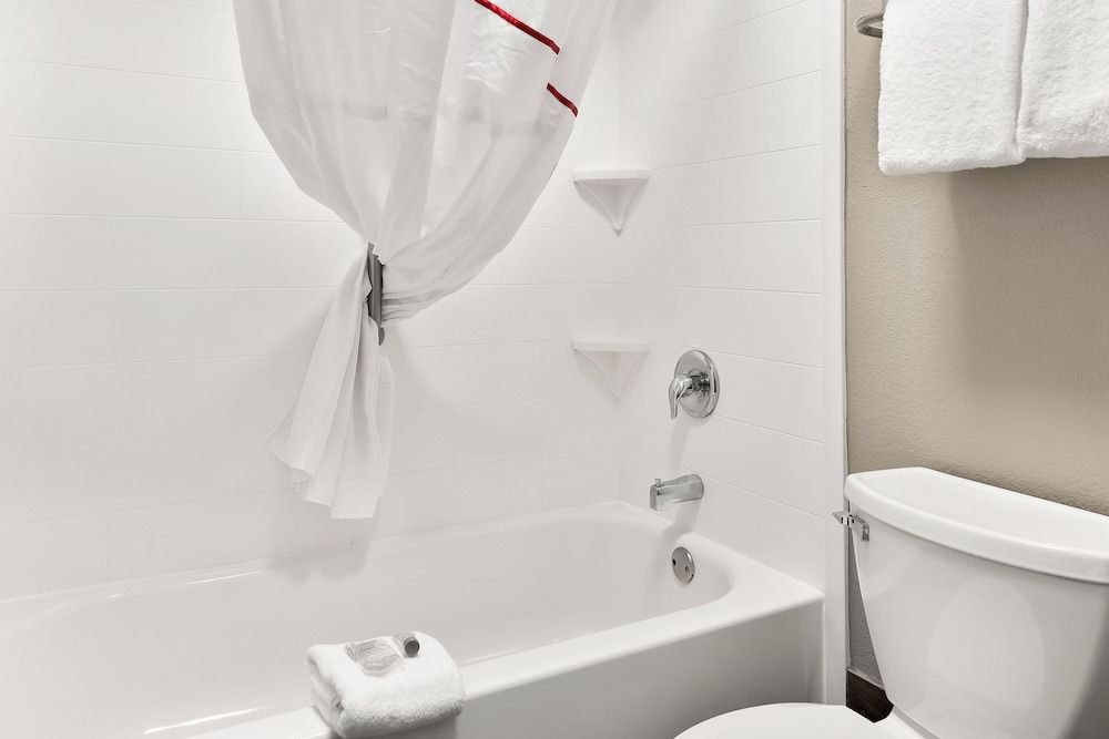 Red Roof Inn Rock Hill Superior Room, 1 King Bed, Accessible, Non Smoking 7