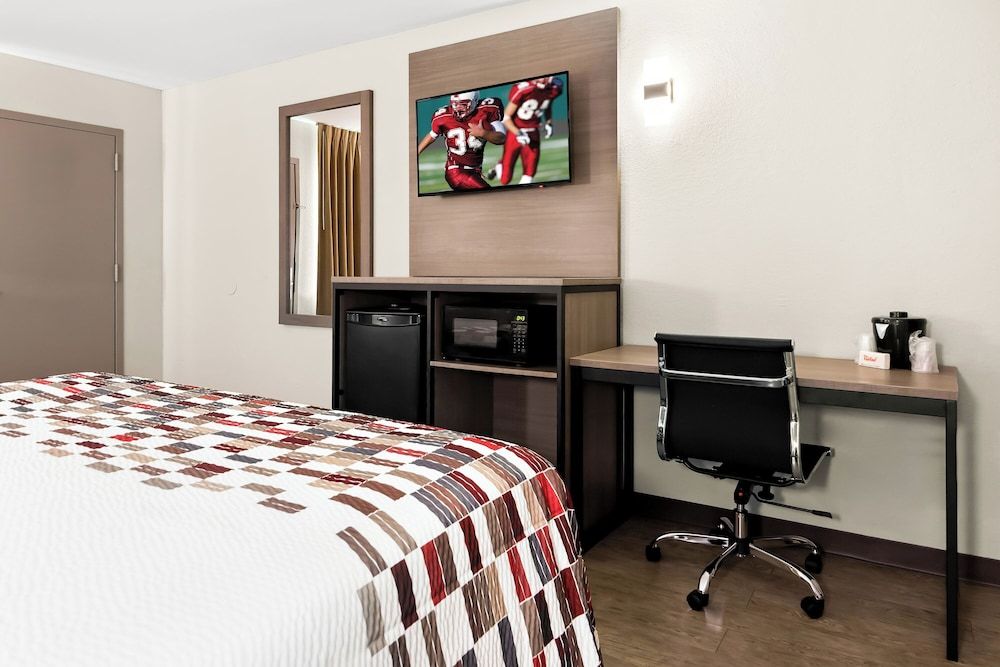 Red Roof Inn Rock Hill Superior Room, 1 King Bed, Accessible, Non Smoking 3