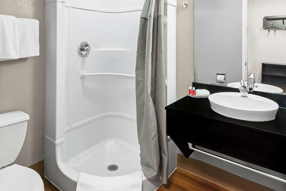 Econo Lodge Standard Room, 1 Double Bed, Accessible, Non Smoking 6