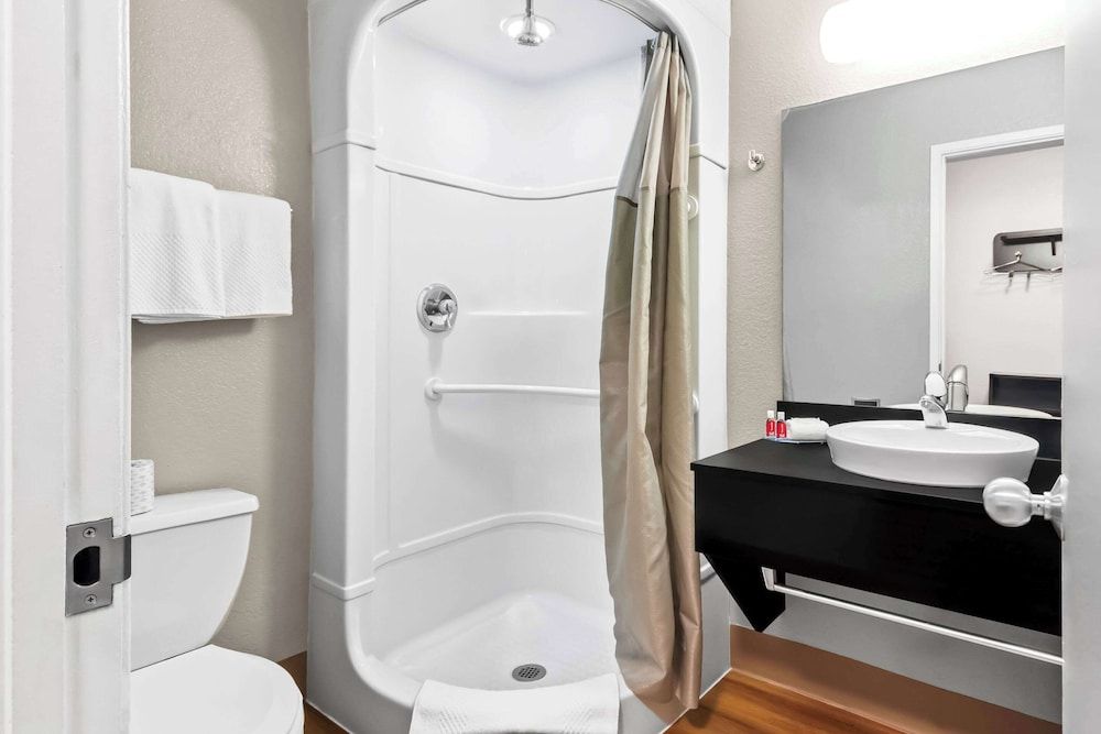 Econo Lodge Standard Room, 2 Double Beds, Non Smoking 6