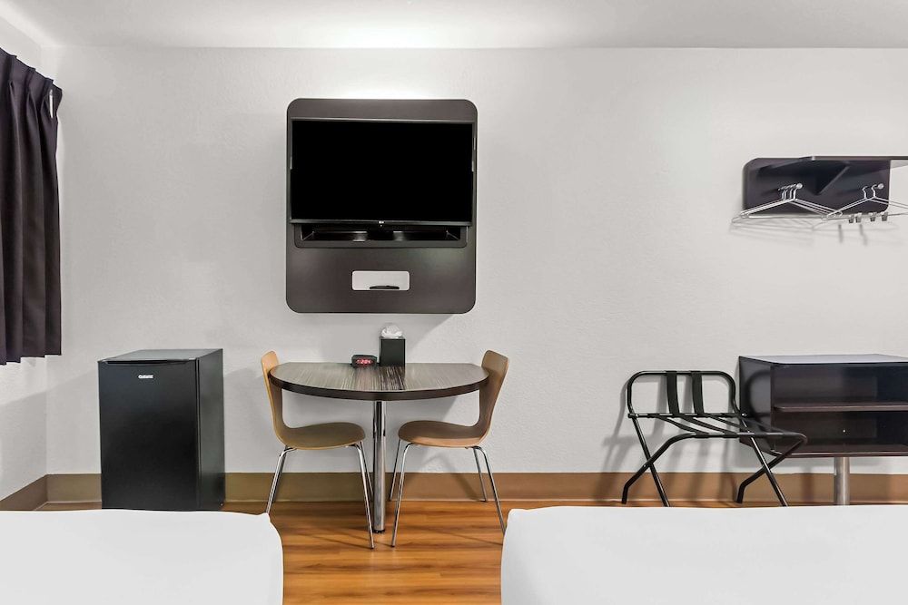 Econo Lodge Standard Room, 2 Double Beds, Non Smoking 8