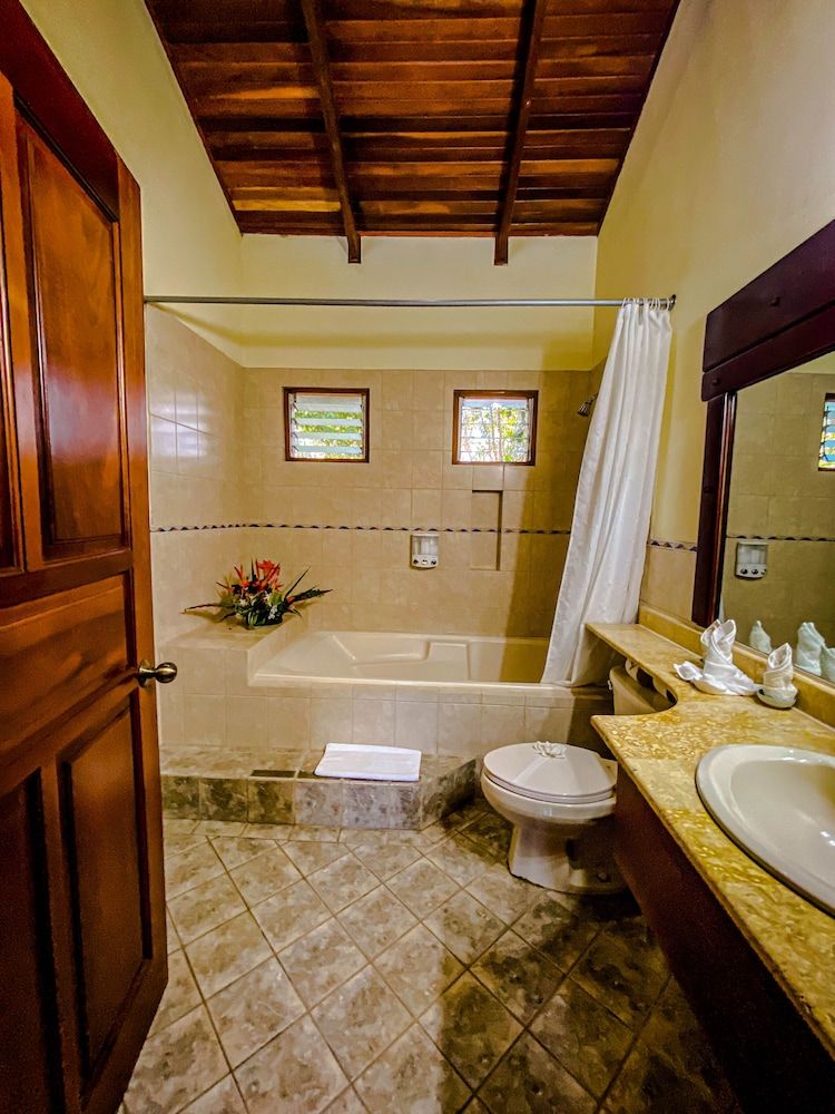 Jaco Hotel Docelunas Family Studio Suite, Patio, Garden View 3