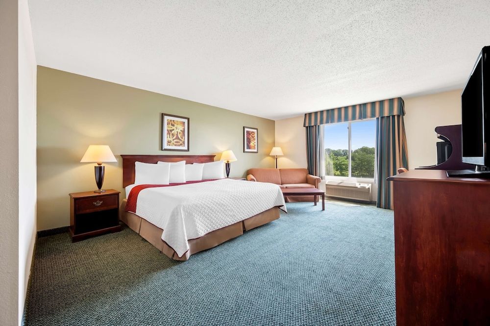 Best Western Annawan Inn Standard Room, 2 Queen Beds, Non Smoking, Refrigerator & Microwave 4