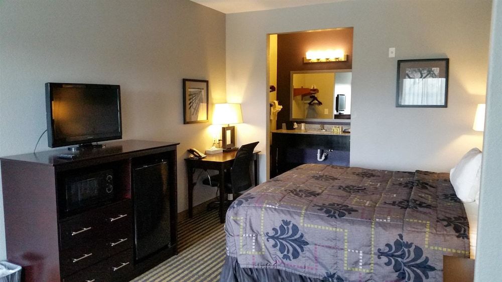 Studio 6 Beeville, TX Deluxe Room, 1 King Bed, Accessible, Non Smoking 4