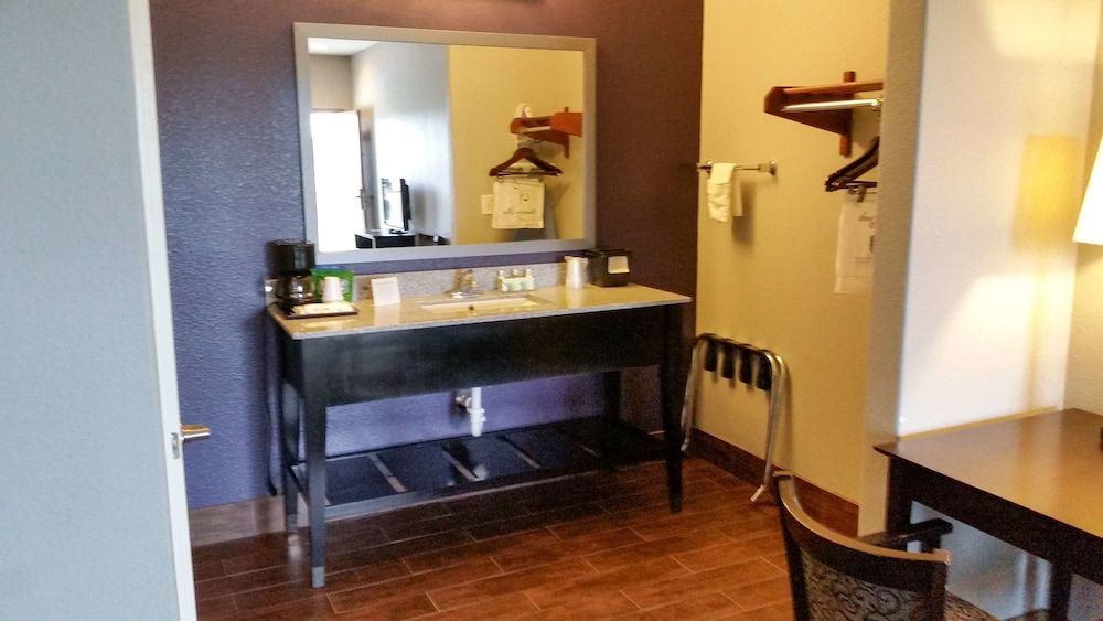 Studio 6 Beeville, TX Deluxe Room, 1 King Bed, Accessible, Non Smoking 3