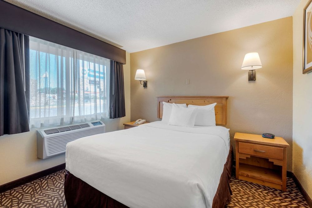 Standard Room, 1 Queen Bed, Non Smoking, Refrigerator