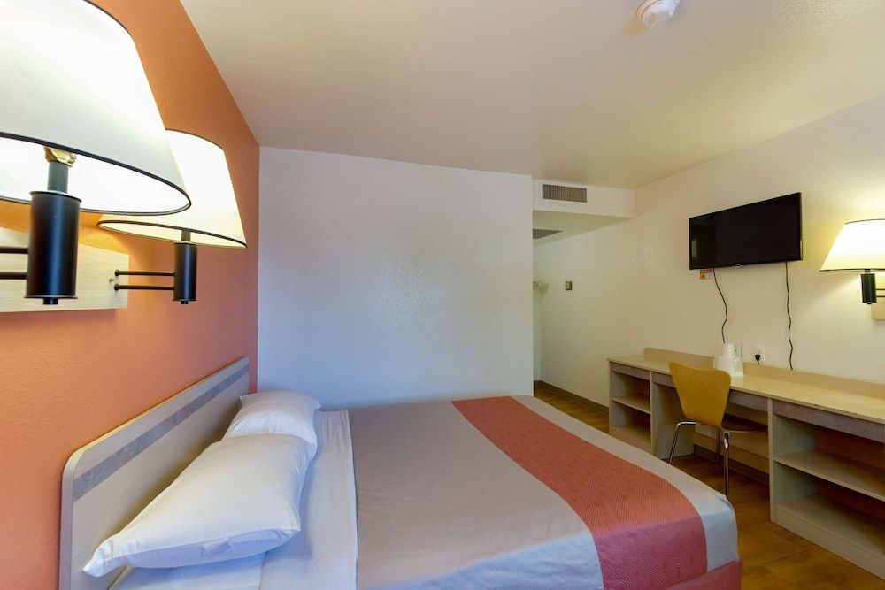 Motel 6 Weed - Mount Shasta Deluxe Room, 1 Queen Bed, Non Smoking, Refrigerator & Microwave 3