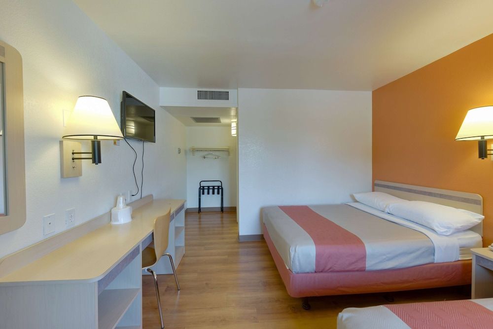 Motel 6 Weed - Mount Shasta Standard Room, 2 Double Beds, Non Smoking 4