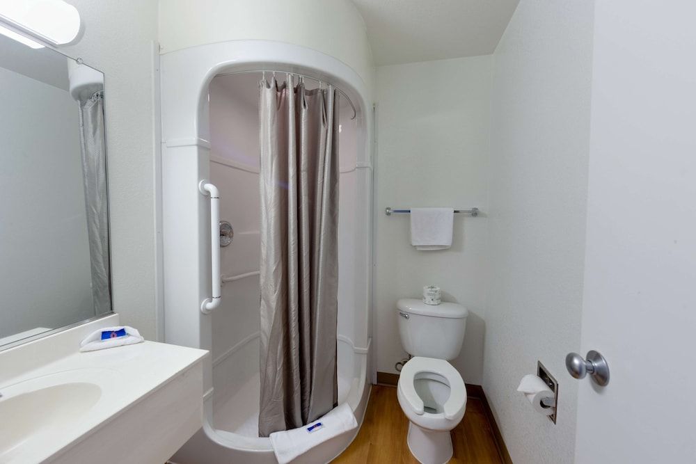 Motel 6 Weed - Mount Shasta Deluxe Room, 1 Queen Bed, Non Smoking, Refrigerator & Microwave 6