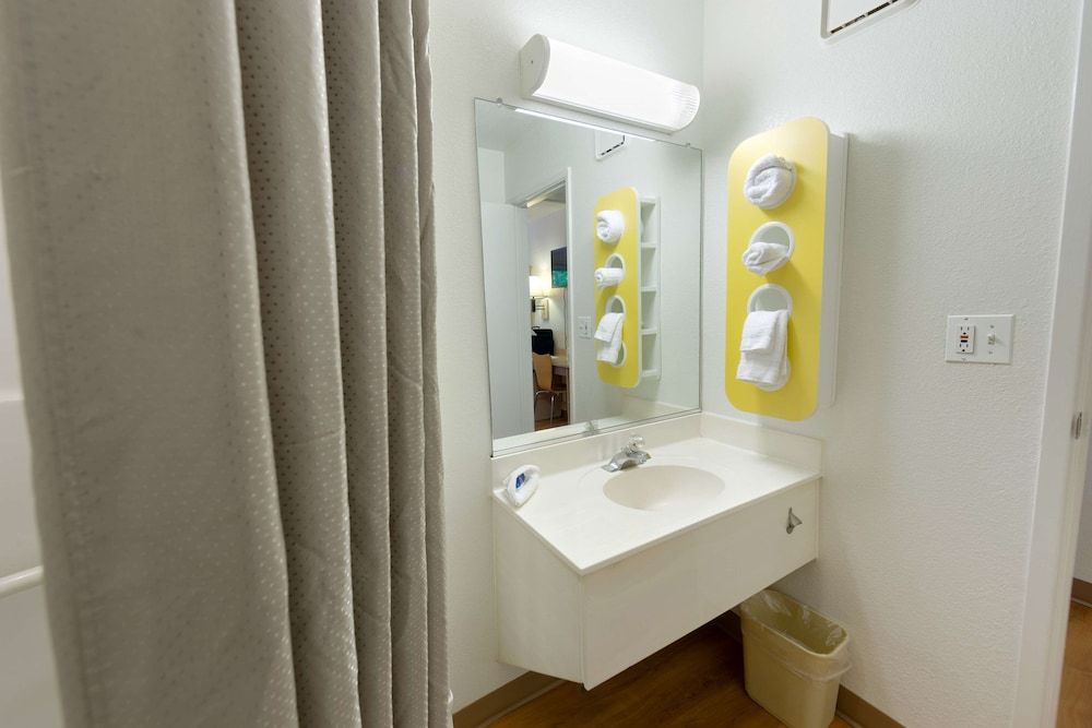 Motel 6 Weed - Mount Shasta Deluxe Room, 1 Queen Bed, Non Smoking, Refrigerator & Microwave 8