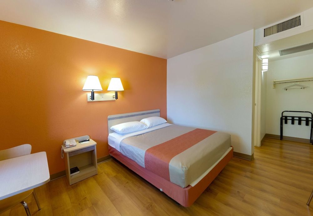 Motel 6 Weed - Mount Shasta Deluxe Room, 1 Queen Bed, Non Smoking, Refrigerator & Microwave 2
