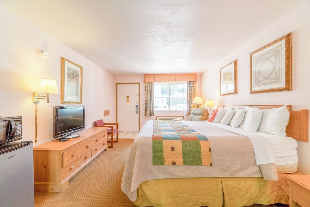 Premium Room, 1 King Bed, Jetted Tub