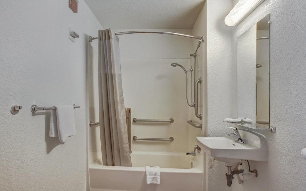 Motel 6 Medford, OR Standard Room, 1 Queen Bed, Non Smoking 8