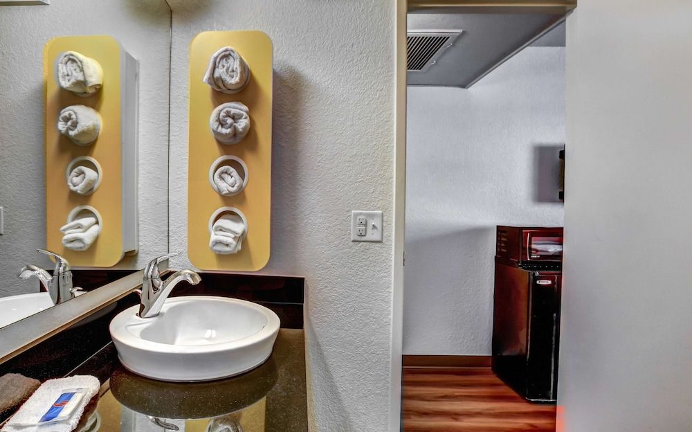 Motel 6 Medford, OR Standard Room, 1 Queen Bed, Non Smoking 10