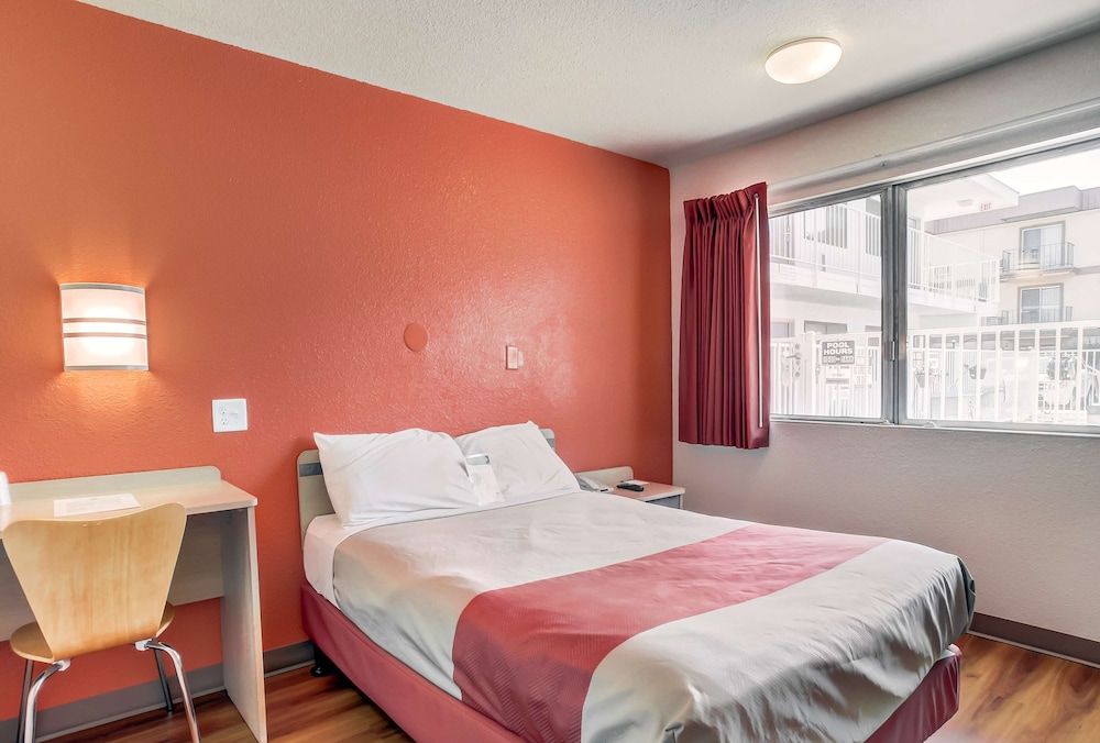 Motel 6 Medford, OR Standard Room, 1 Queen Bed, Non Smoking 3