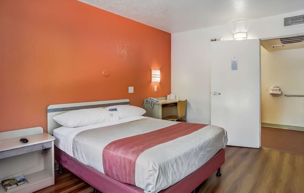 Motel 6 Medford, OR Standard Room, 1 Queen Bed, Non Smoking 4