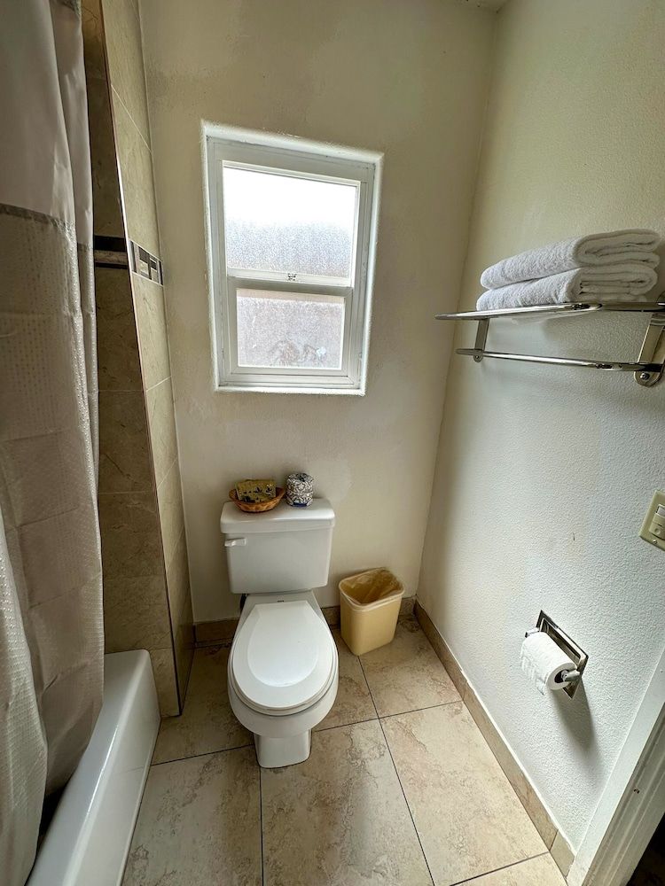 Sunset Motel Classic Room, 2 Queen Beds 6