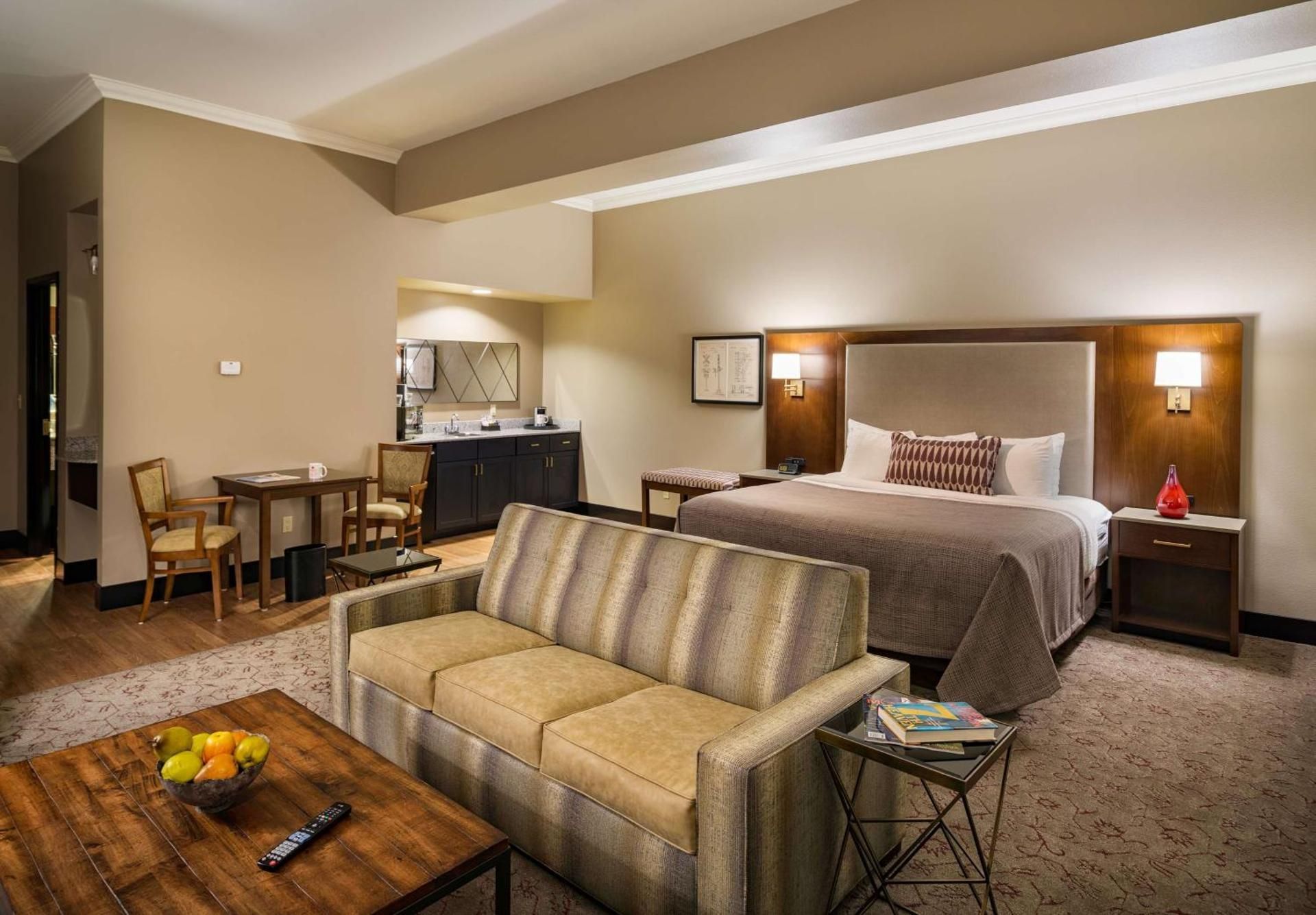 Suite - 1 King Bed, Nonsmoking, First Floor, Poolside, Sofabed
