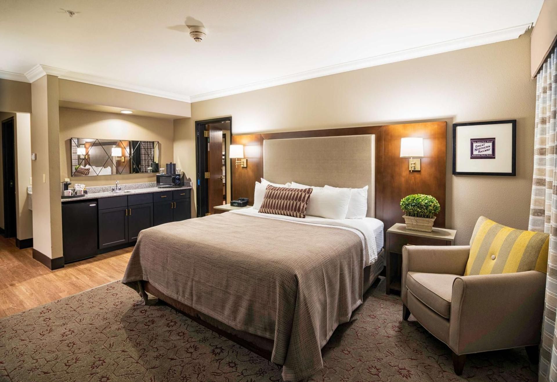 Suite - 2 Bedrooms, Two Queen Beds And, One King Bed, 2 Bathrooms, Nonsmoking