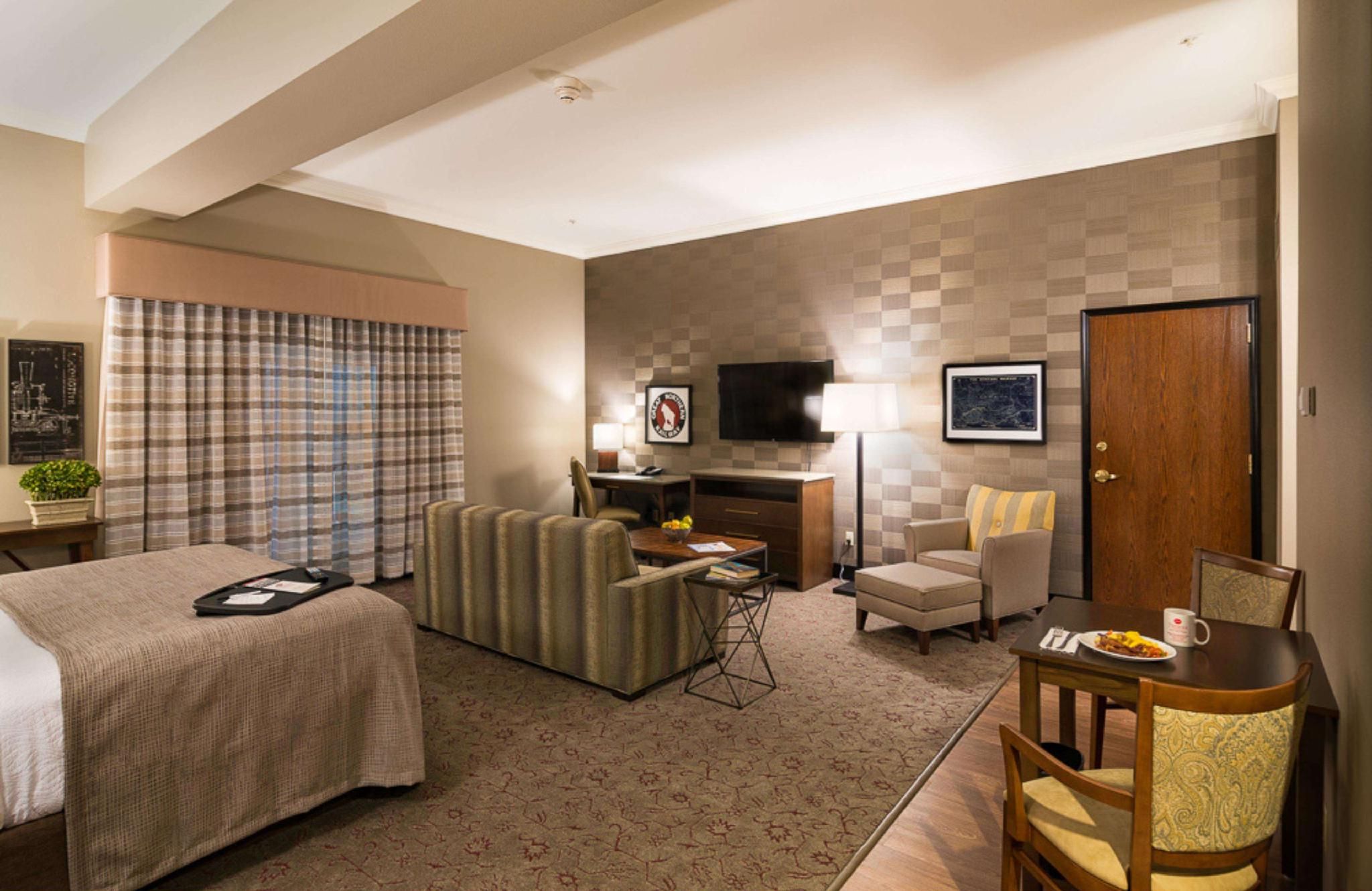 Suite - 1 King Bed, Nonsmoking, First Floor, Poolside, Sofabed