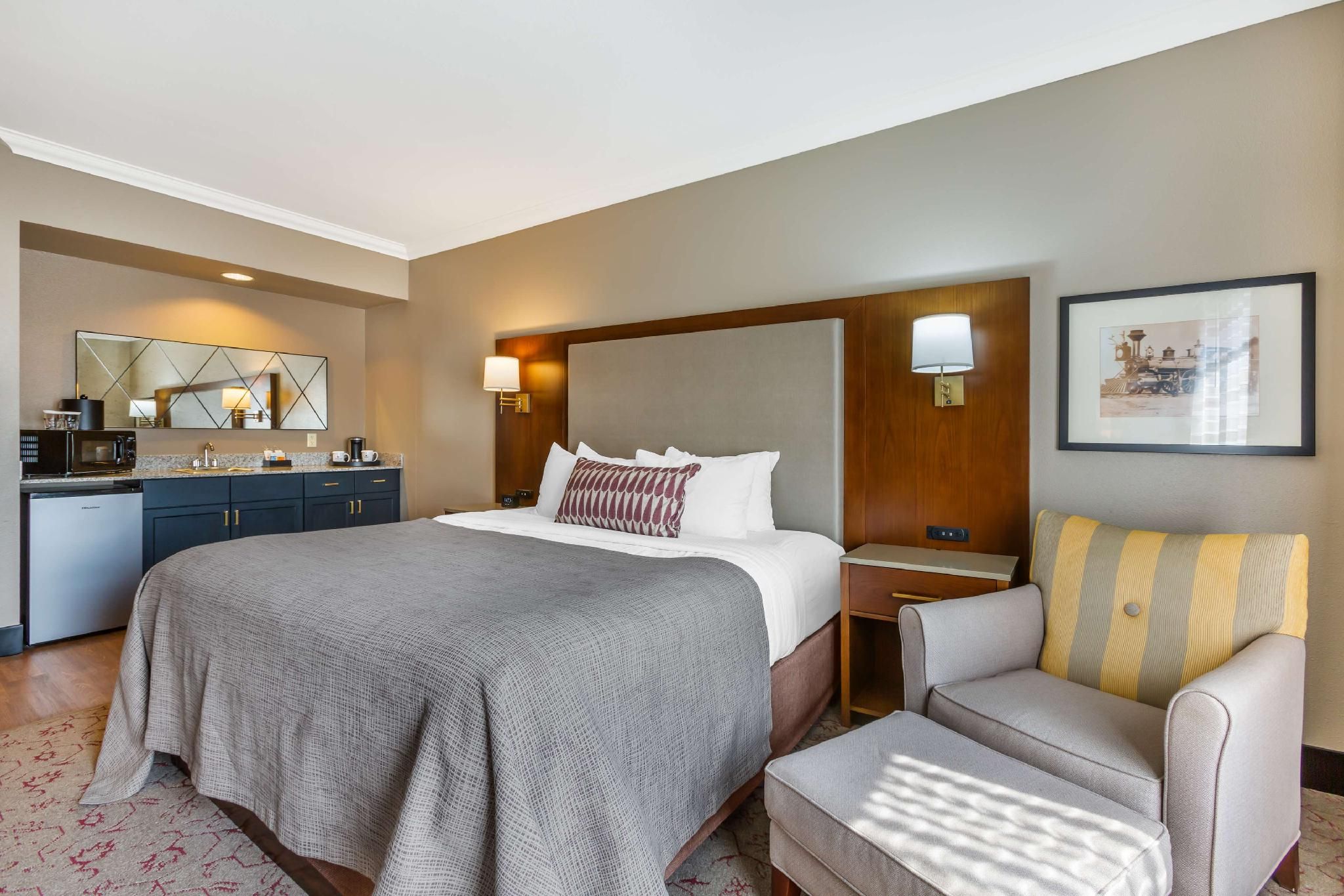 1 King Bed, Nonsmoking, Mini-suite