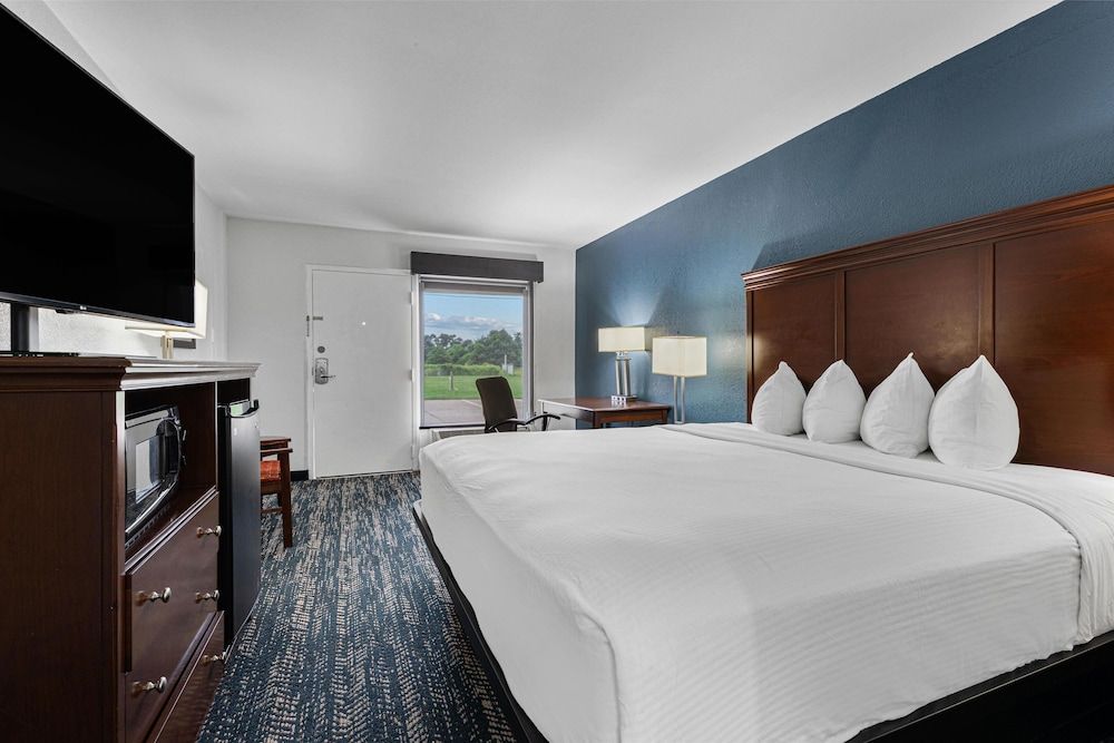 Standard Room, 1 King Bed, Non Smoking, Refrigerator & Microwave