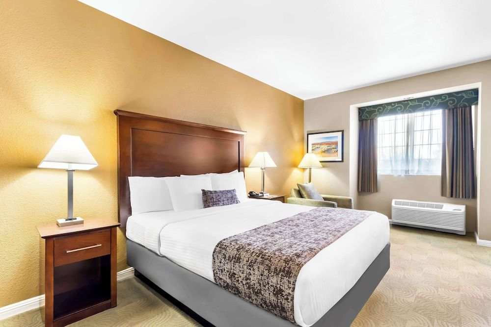 Best Western California City Inn & Suites Standard Room, 1 King Bed, Accessible, Refrigerator & Microwave (with Sofabed) 3