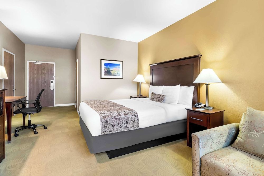 Best Western California City Inn & Suites Standard Room, 1 King Bed, Accessible, Refrigerator & Microwave (with Sofabed) 2