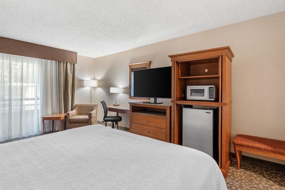 Best Western Plus Oak Harbor Hotel & Conference Center Standard Room, 1 Queen Bed, Accessible, Bathtub
