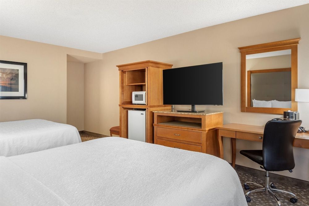 Best Western Plus Oak Harbor Hotel & Conference Center Standard Room, 2 Queen Beds, Non Smoking, Microwave 2