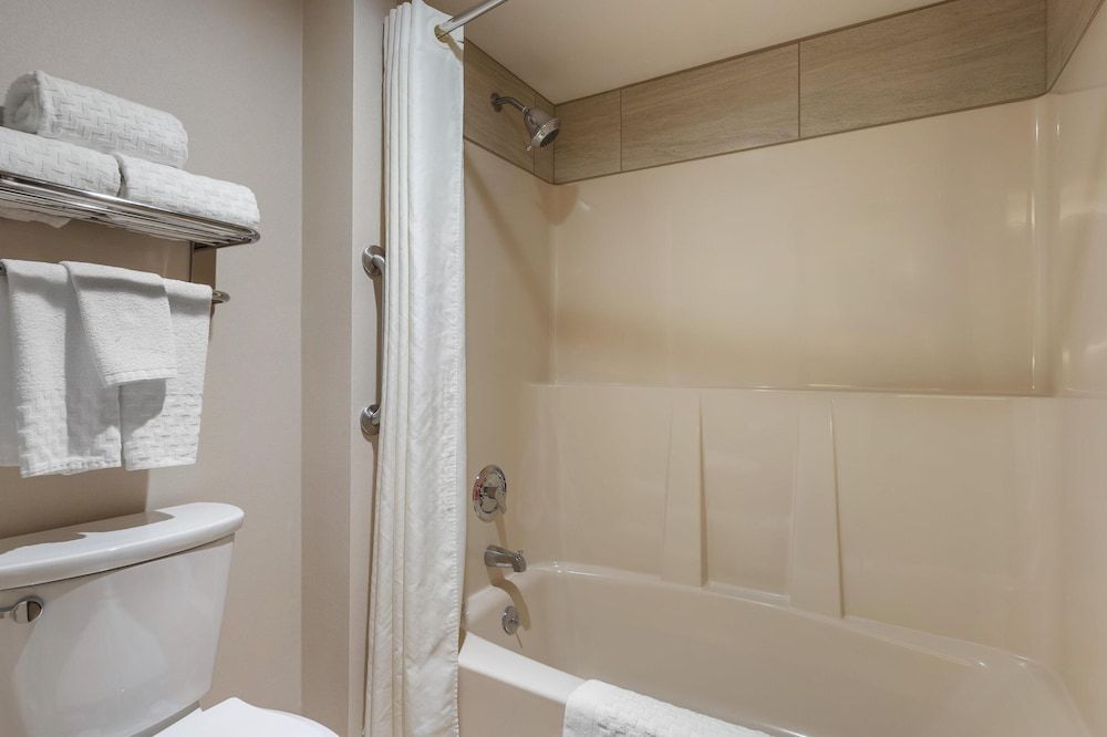 Best Western Plus Oak Harbor Hotel & Conference Center Standard Room, 1 King Bed, Non Smoking, Microwave 3