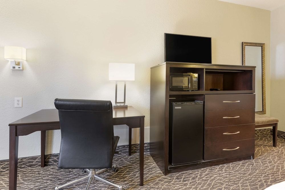 Best Western West Monroe Inn Standard Room, 1 King Bed, Non Smoking, Refrigerator (with Sofabed) 4