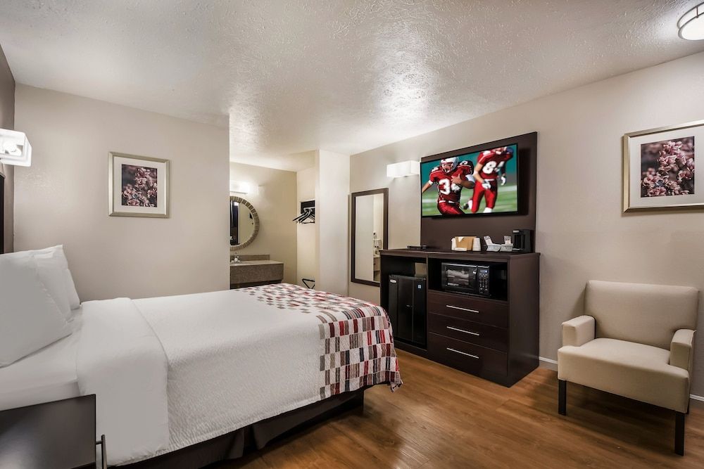 Red Roof Inn Crossville Deluxe Room, 1 Queen Bed, Non Smoking 2