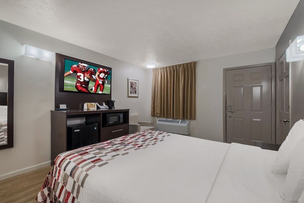 Red Roof Inn Crossville Deluxe Room, 1 Queen Bed, Non Smoking 3