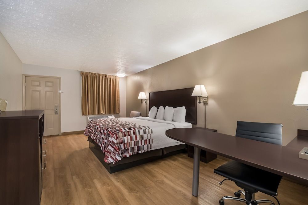 Red Roof Inn Crossville Superior Room, 1 King Bed, Non Smoking 3