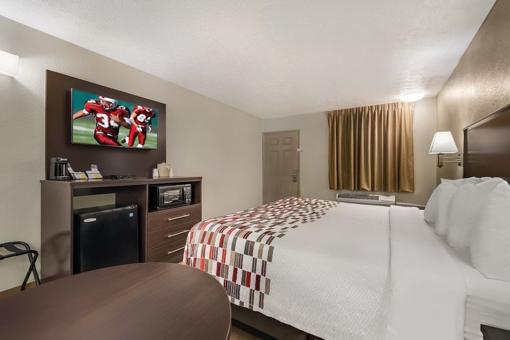 Red Roof Inn Crossville Superior Room, 1 King Bed, Non Smoking 2