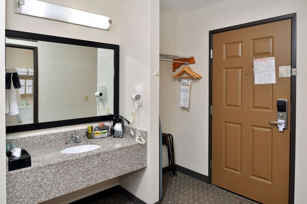 Best Western Big Spring Lodge Standard Room, 2 Queen Beds, Non Smoking, Refrigerator & Microwave 3