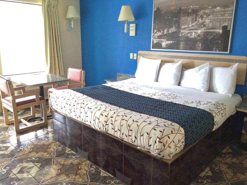 Suite, 1 King Bed, Accessible, Non Smoking