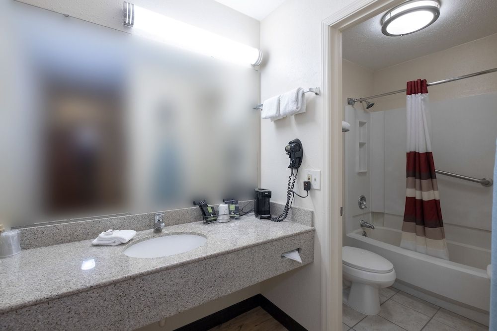 Red Roof Inn Dothan Deluxe Room, 2 Queen Beds, Non Smoking 7